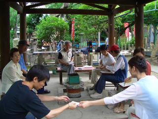伝統的な句会形式で鑑賞会