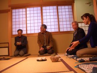 今度は伝統的な炉を切っての茶道です。