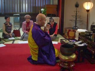 ご住職による読経でご本尊の聖天さんに献句します