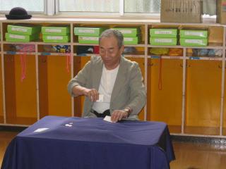 種も仕掛けも…素人マジシャンお披露目